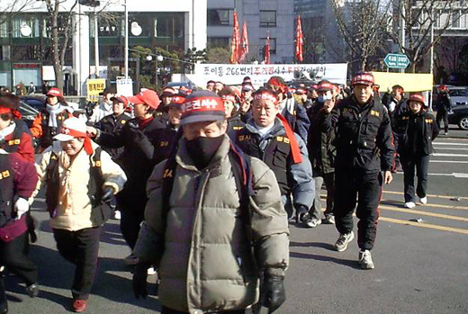 서울시장과의 면담이 거절되자 집회 참가자들이 도로를 가로질러 서울시청으로 향하고 있다 